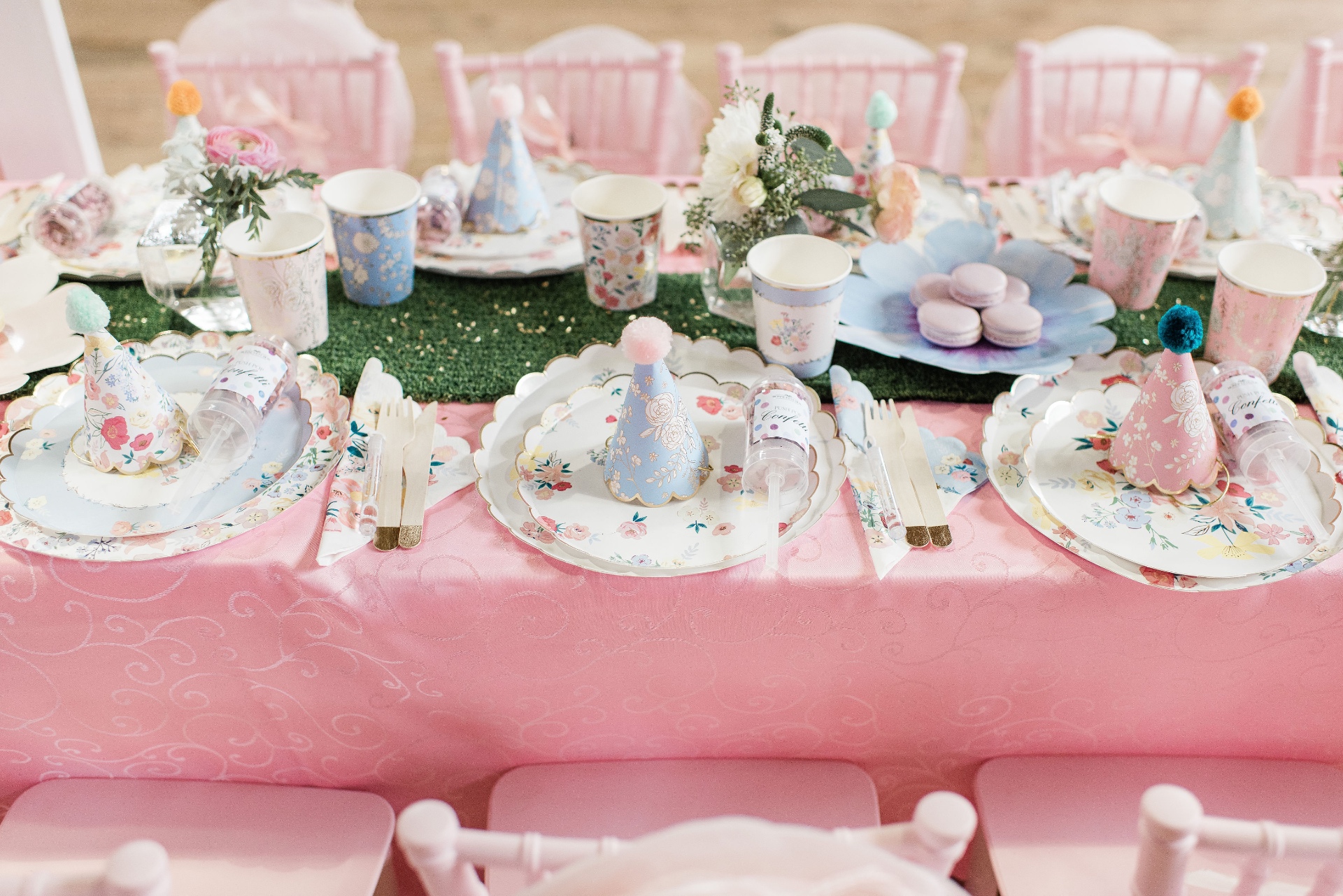 Floral place setting and table linen detail